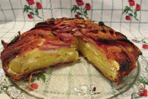 Aperitiv placinta cu bacon si cartofi