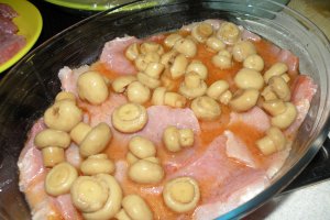 Pulpa de porc in sos de rosii, ciuperci si usturoi