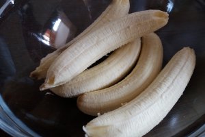Desert chec de post cu banane, nuci si merisoare