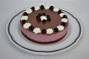 Desert cheesecake cu mure si ciocolata