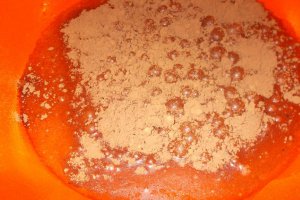 Desert cornulete umplute cu pasta de macese si nuci macinate