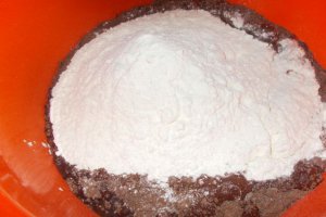 Desert cornulete umplute cu pasta de macese si nuci macinate