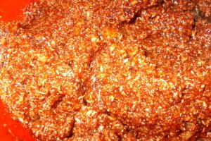 Desert cornulete umplute cu pasta de macese si nuci macinate