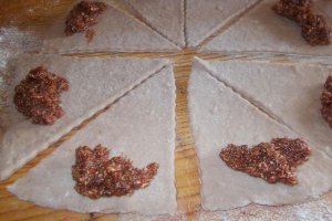 Desert cornulete umplute cu pasta de macese si nuci macinate
