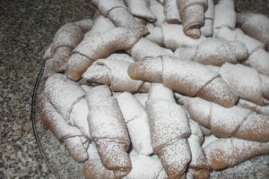 Desert cornulete umplute cu pasta de macese si nuci macinate