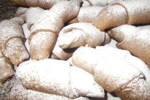 Desert cornulete umplute cu pasta de macese si nuci macinate