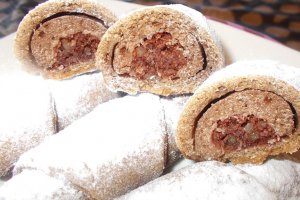 Desert cornulete umplute cu pasta de macese si nuci macinate
