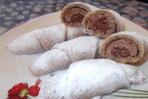 Desert cornulete umplute cu pasta de macese si nuci macinate