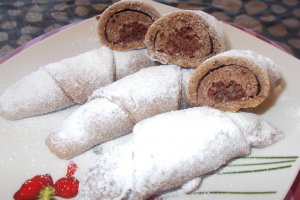 Desert cornulete umplute cu pasta de macese si nuci macinate