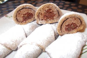 Desert cornulete umplute cu pasta de macese si nuci macinate