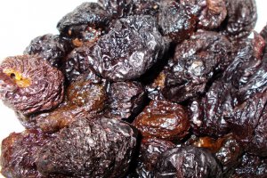 Desert prajitura cu capsuni si prune uscate