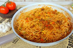 Spaghete cu carne de porc, legume mexicane si sos de rosii