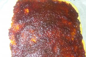 Desert rulada cu ciocolata si gem de zmeura