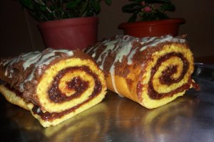 Desert rulada cu ciocolata si gem de zmeura