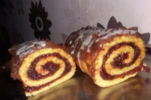 Desert rulada cu ciocolata si gem de zmeura