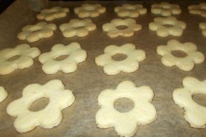 Desert floricele umplute cu pasta de macese si nuca de cocos