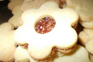 Desert floricele umplute cu pasta de macese si nuca de cocos