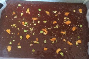 Desert negresa cu fistic si fructe