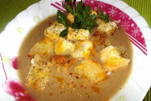Supa crema de ciuperci cu crutoane aromate
