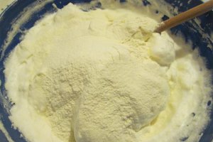 Desert prajitura cu ciocolata si crema de branza cu ness