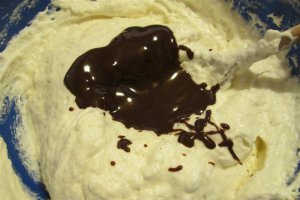 Desert prajitura cu ciocolata si crema de branza cu ness