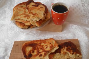 Aperitiv langosi cu branza sarata