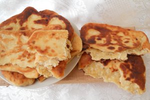 Aperitiv langosi cu branza sarata