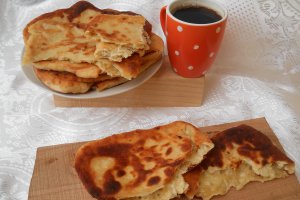 Aperitiv langosi cu branza sarata