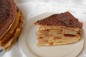Desert tort de clatite cu fructe