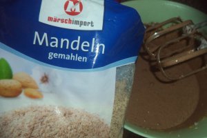 Desert tort cu piscoturi si crema de ciocolata