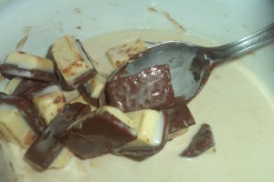 Desert tort cu piscoturi si crema de ciocolata