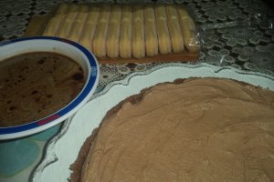 Desert tort cu piscoturi si crema de ciocolata