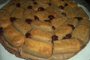 Desert tort cu piscoturi si crema de ciocolata
