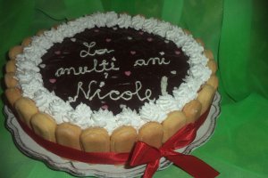 Desert tort cu piscoturi si crema de ciocolata
