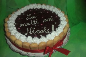Desert tort cu piscoturi si crema de ciocolata