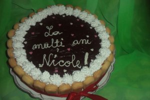 Desert tort cu piscoturi si crema de ciocolata