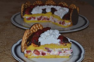 Desert tort cu capsuni si biscuiti