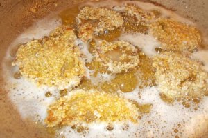 Snitele din pleurotus in fulgi de mei cu sos de rosii si cartofi natur