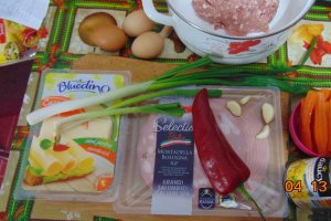 Aperitiv rulada de carne tocata cu sunca, cascaval si legume