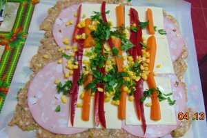 Aperitiv rulada de carne tocata cu sunca, cascaval si legume