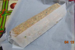 Aperitiv rulada de carne tocata cu sunca, cascaval si legume