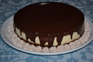 Desert tort cu mure, nuci si crema de vanilie