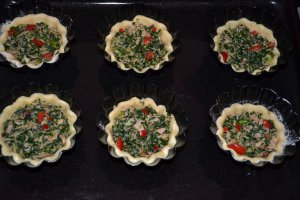 Mini tarte cu ton si spanac
