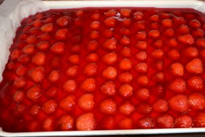 Desert prajitura cu capsuni si crema de vanilie