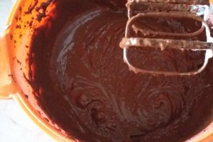 Desert tort cu crema de ciocolata si dulceata de cirese amare