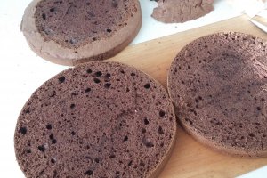 Desert tort cu crema de ciocolata si dulceata de cirese amare