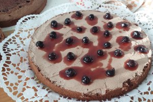 Desert tort cu crema de ciocolata si dulceata de cirese amare