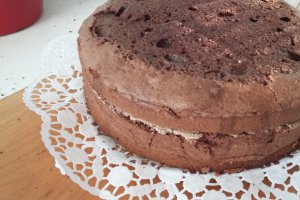 Desert tort cu crema de ciocolata si dulceata de cirese amare