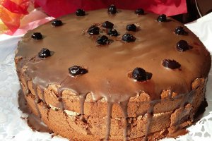 Desert tort cu crema de ciocolata si dulceata de cirese amare
