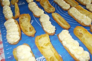 Desert eclere cu crema de vanilie si mascarpone